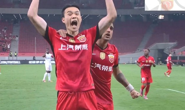 下半场开场仅1分钟,刘若钒包抄破门完成传射,海港2-1领先玉昆